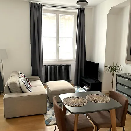 Marais Modern & Spacious Paryż