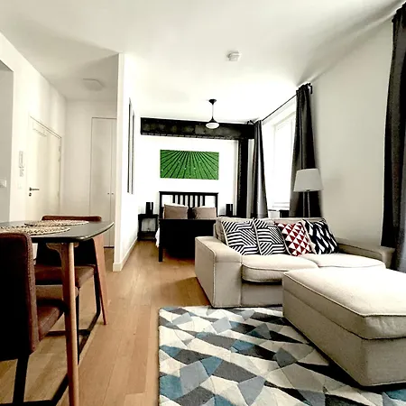 Marais Modern & Spacious